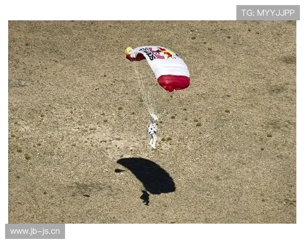 奥地利鲍姆加特纳展现飞行技巧，打破高空跳伞纪录引发广泛关注